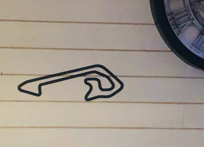 Circuits de France en acier mural, décoration artisanale parfaite pour les passionnés de moto et de sport automobile, ajoutant une touche unique à votre intérieur.