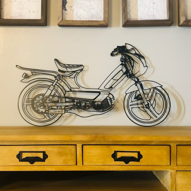 Découpe en acier représentant des cyclomoteurs, alliant design moderne et artisanat français, idéale pour la décoration murale des passionnés de deux-roues.